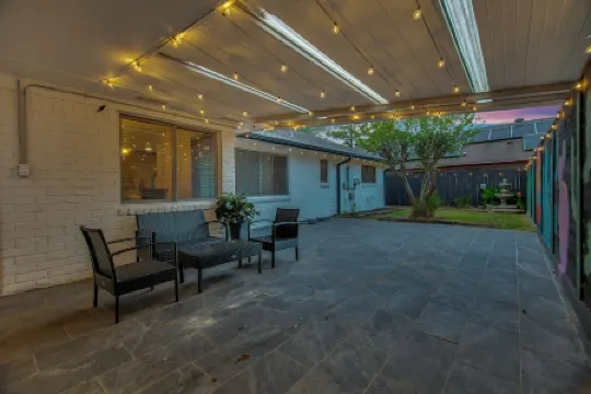 Southern livings 4Brs home near shopping,dining, golf, park,  Houston Downtown. Отели рядом с достопримечательностью «Маркет сквер эт Элдридж»