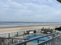 Oceanfront Studio - “also can’t get closer to the beach” View, comfy and clean! - สระว่ายน้ำส่วนตัว