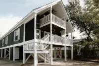 NEW!! Playroom, Modern Home, Greenway & Park, Dog Friendly! 클램 셸 퍼블릭 비치 액세스 주변 호텔