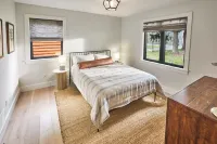 Traverse City - West Bayshore Retreat - 100’ of Private Beach - Luxurious House