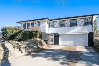 4 Private Bedrooms, 3 Full Baths, Beautiful Chef's Kitchen, Yard, EV Charger のホテル