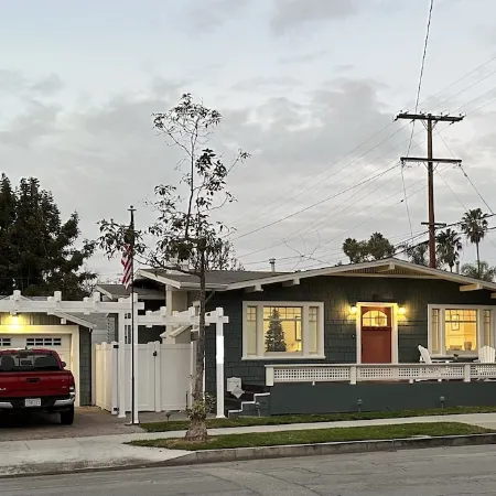 Craftsman house 500 yards to beach and short walk to many restaurants