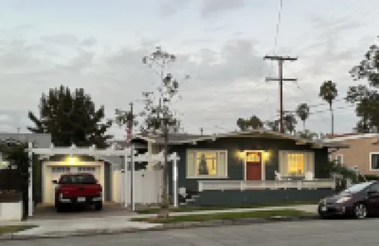 Craftsman house 500 yards to beach and short walk to many restaurants
