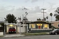 Craftsman house 500 yards to beach and short walk to many restaurants