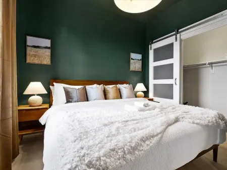 ⚜Posh Executive Apt⚜Fast WiFi ⚜Free Parking Отели в г. Александрия