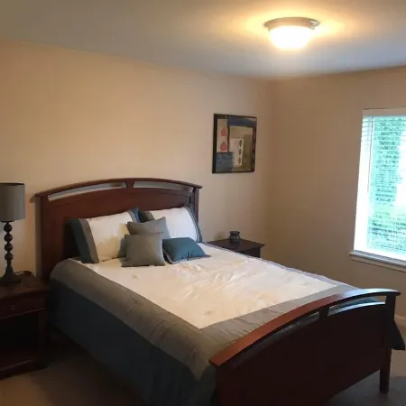 Beautiful 3 bed 2 bath house 2mi from ferry to downtown Seattle