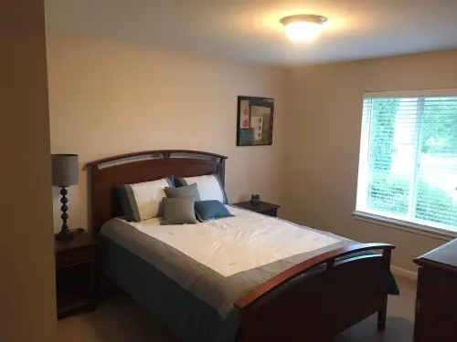Beautiful 3 bed 2 bath house 2mi from ferry to downtown Seattle