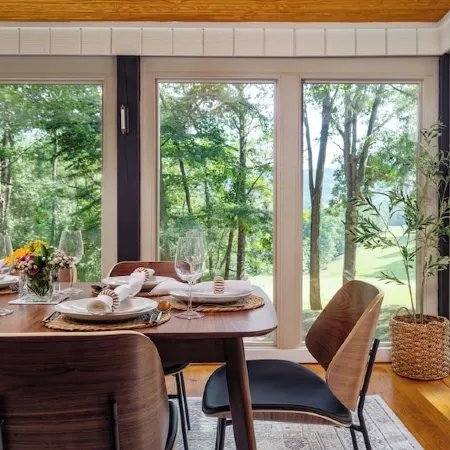 Peaceful Getaway-Hot Tub, Fire Pit, PS5, Amazing Views!