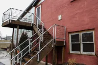 Cozy Apt. Downtown Floyd; Golden Maple Homestays