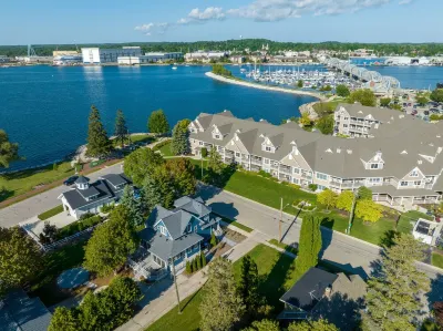 Sapphire Star in the heart of Sturgeon Bay - Door County WI Door County Yoga 주변 호텔