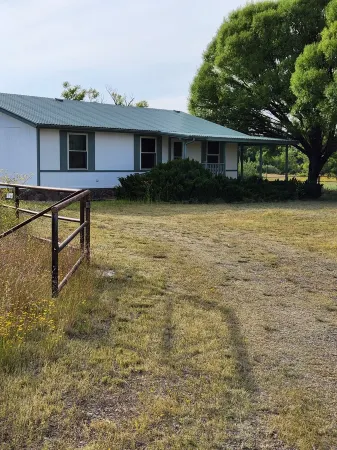 Up Country Ranch House down a quiet lane