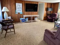 Lake Erie Home near the lake with boat parking. Hotels in Berlin Township