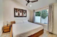 Gilbert Ranch Retreat & Non Heated Pool. Walk to Shops and Restaurants. Hotels near Discovery District Park