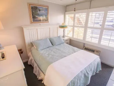 BEACH BUM BUNGALOW - affordable oceanfront escape in North Myrtle Beach