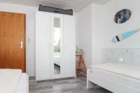 Tobi's Kajüte Freundliche Obergeschosswohnung in Norddeich für 4 Personen + Baby