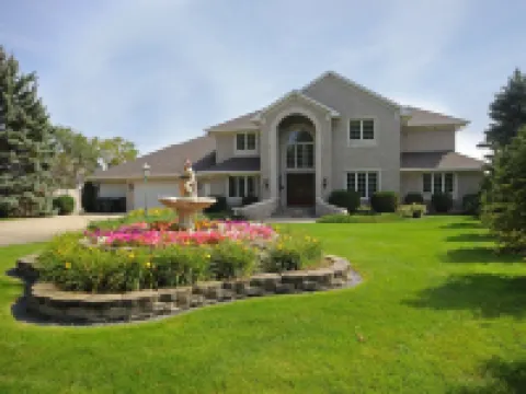 Lake Pointe Lodge: 6Br Lakefront Retreat w/ Free Pontoon, Dock & Firepit Hotels in La Grand Township