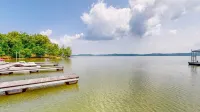 4 Bedrooms/Community Boat Docks/Nice Yard/Short walk to the Lake