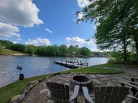 Peaceful Pet Friendly 3BR 2BA Cottage w/ dock!