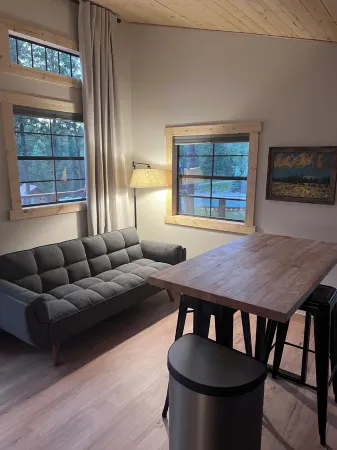 Bode's Bunkie – Tiny House with Mountain Views and Lake Access