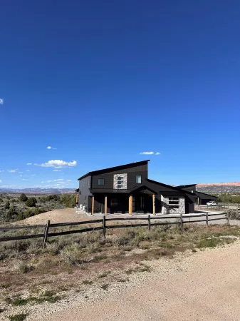 The Meadow - Scenic US-89, Zion & Bryce Canyon, Hot Tub, Starry Nights, Views