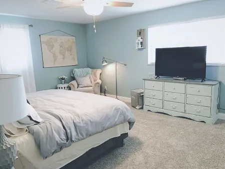 10 minute WALK to the BEACH - Renovated!