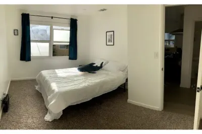 2 Bed Near Doctors Hospital: Beautiful, Sunny, New Hotels near Lane Bryant