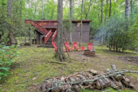 Creekside Hideaway: Private, No-Steps to Enter  – Golf & Clubhouse Closeby