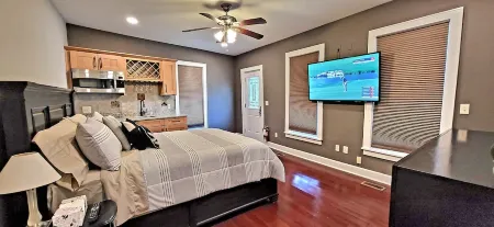 New 1st floor - One block to Restaurants, Shops, Cafes, Music, Spas -near Track!