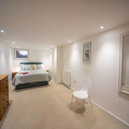Luxury 3 bed apartment a few minutes walk from beach, harbour and town!