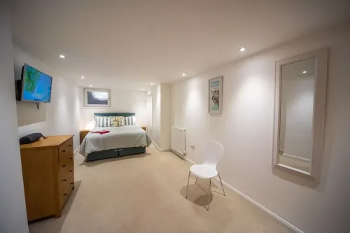 Luxury 3 bed apartment a few minutes walk from beach, harbour and town!