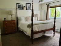 Beth's Place - On the River - W/ Hot Tub, Pickleball Court & Putting Green