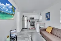 AMAZING PRIVATE COSY HOUSE, FENCED YARD, NEW, PETS Hotels in Delray Beach
