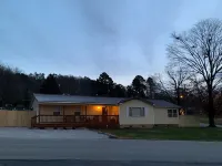 Spacious home with Game room in Jasper Ark.-Minutes from Buffalo National River. Hotels in Jasper