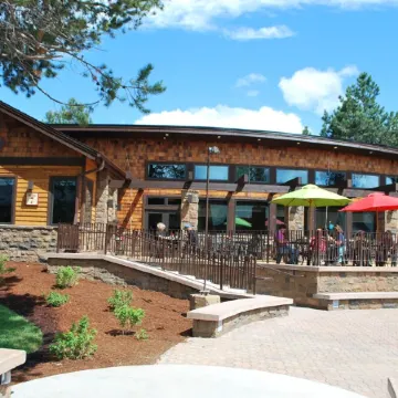 Reimagine your vacation @ this Charming Pet Friendly Sunriver home that sleeps 8