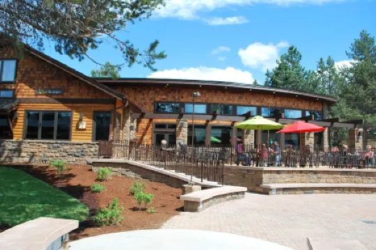 Reimagine your vacation @ this Charming Pet Friendly Sunriver home that sleeps 8