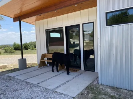 Cozy/Cute Tiny House close to wineries, wedding venues & outdoor fun Отели рядом с достопримечательностью «Ian's Chapel at Camp Lucy»