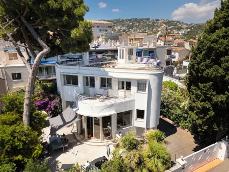 Villa in front of old port Golfe-Juan. Sea view, walk to beach, restaurants. AC!