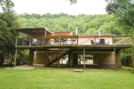 Riverside Roost -bourbon themed waterfront home Hotels in Woodford County