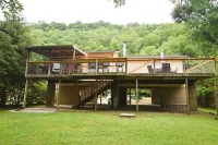 Riverside Roost -bourbon themed waterfront home Hotels in Woodford County