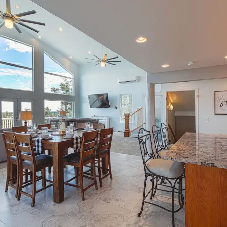 Luxury 6-bedroom home with View, Arcade Table, Fire table, Jet tubs, Deck, Wi-Fi