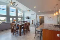 Luxury 6-bedroom home with View, Arcade Table, Fire table, Jet tubs, Deck, Wi-Fi