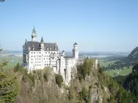 Sunny, spacious & fully equipped, castle views, close to lake/beach, restaurants