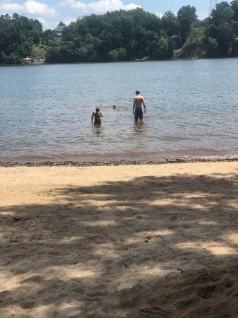 Lakefront, two bedroom, full bath. Relax, swim, kayak & fish on Lake Lookout.