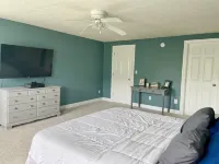 Spacious, Well-Appointed Home for Large Groups Close to Beaches and Restaurants!