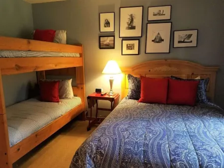 Meadow House 7 / 2 BR / 2 BA Sleeps 6+ Отели в г. Санривер