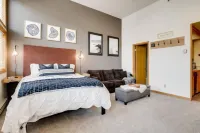 Cozy Ski in/Ski out studio steps from the lift!