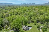 Beautiful creek side mountain home. 10 Min to Downtown! Hotels in Lower Hominy