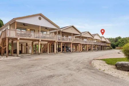 Updated Home on the Guadalupe River Beach and Tubing Haven! Отели рядом с достопримечательностью «Guadalupe River»