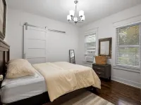 Near hospitals, colleges, event centers! New king bed, love pets & free parking!