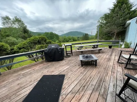 Cheerful 3-bedroom cabin with mountain view